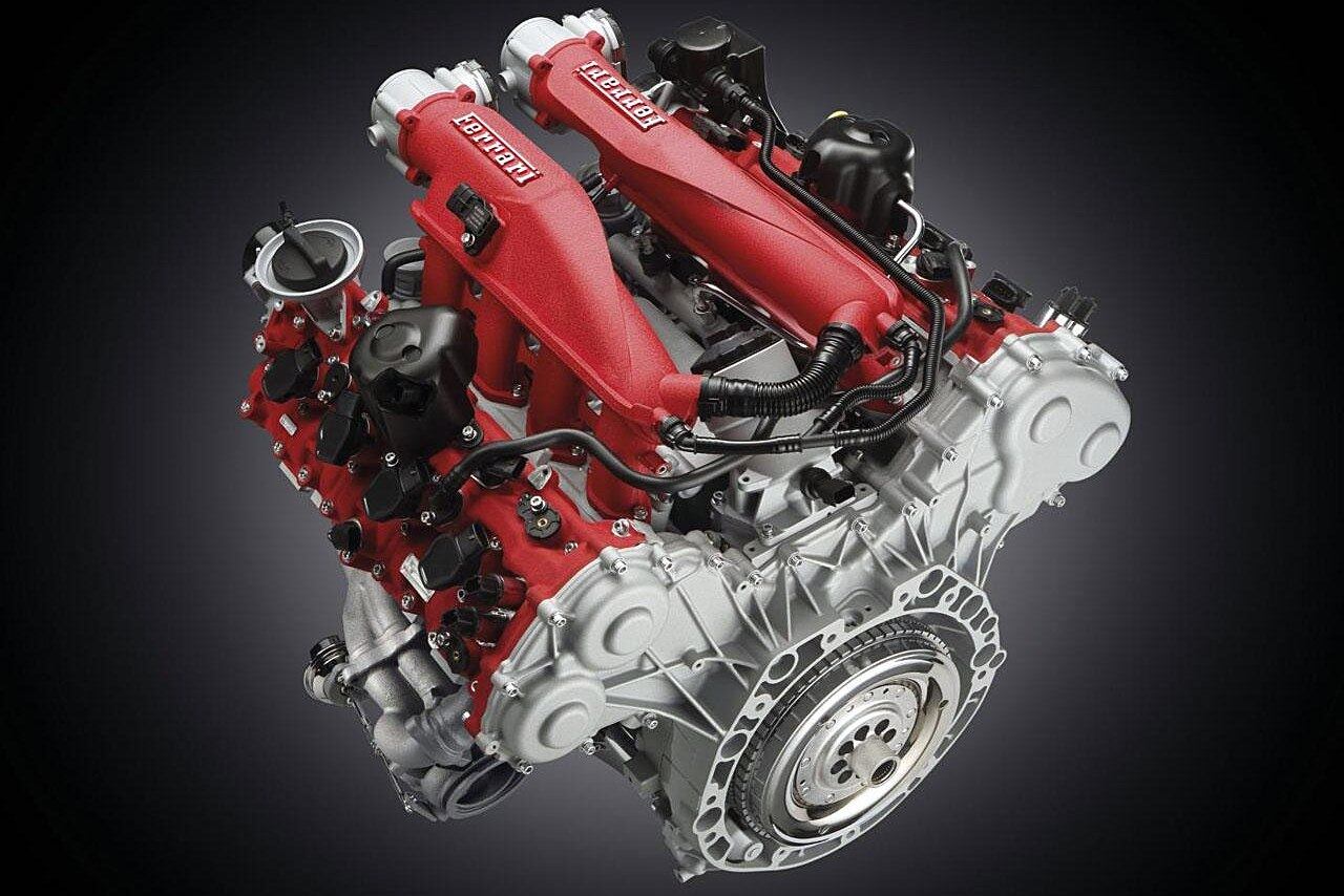 Similar ao motor do 488 GTB, o V8 turbo produz 610 cavalos de potência a 7.500 rpm e um torque parrudo de 77,5 kgfm entre 3.000 rpm e 5.250 rpm. O bloco é acoplado à transmissão automatizada de sete velocidades e dupla embreagem