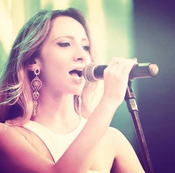 A voz de Deborah, porém, não é só usada para cantar e para fazer duelo de falsetes com as amiguinhas Melody e Bella nas horas vagas. A loira também é dubladora e acumula trabalhos em produções infantis da TV, como O Pequeno Pônei, The Fresh Beat Band e Hi-5

Funkeiro vira profissão dos sonhos na periferia e garante cachê de R$ 25 mil por show de dez minutos
