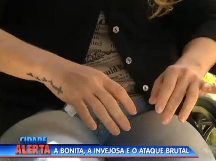 Rosângela partiu para cima da rival em em uma casa noturna. A vítima apanhou tanto, que teve uma lesão na medula e agora passa boa parte do tempo em uma cadeira de rodas. Assista ao vídeo
+ Quer ver tudo o que rolou no Cidade Alerta? Veja a íntegra no R7 Play