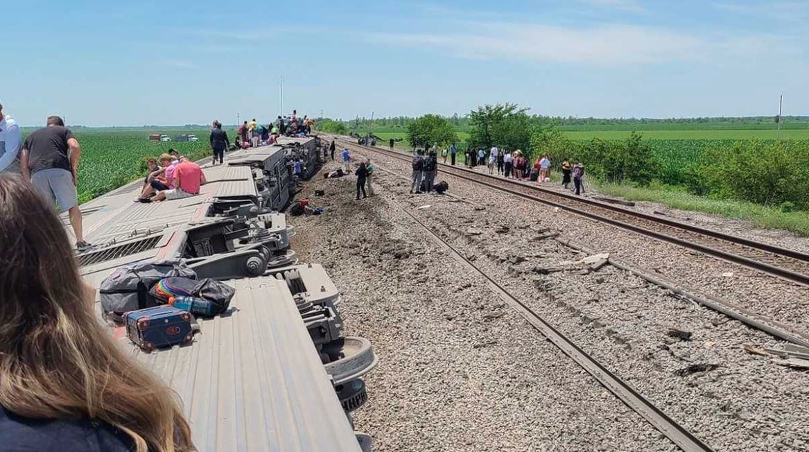 Centenas de passageiros deixaram a composição e se sentaram sobre o trem tombado