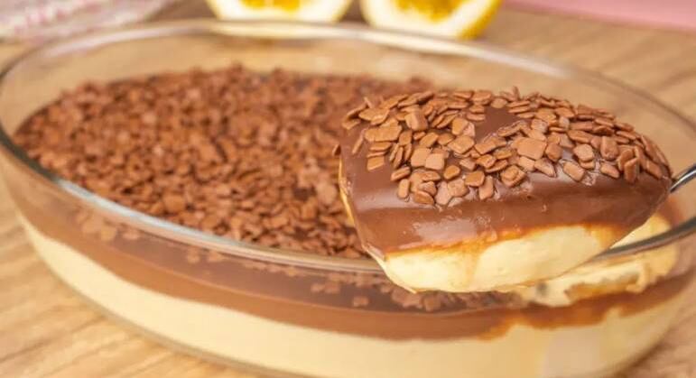 Uma das combinações mais perfeitas é a do chocolate com maracujá. Esta musse, servida geladinha, é irresistível e pode ser preparada em uma tigela única ou em tacinhas individuais. Aprenda a fazer