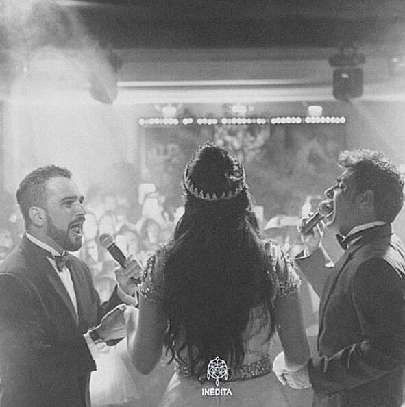A dupla Zezé Di Camargo e Luciano deu uma canja para os convidados da festa