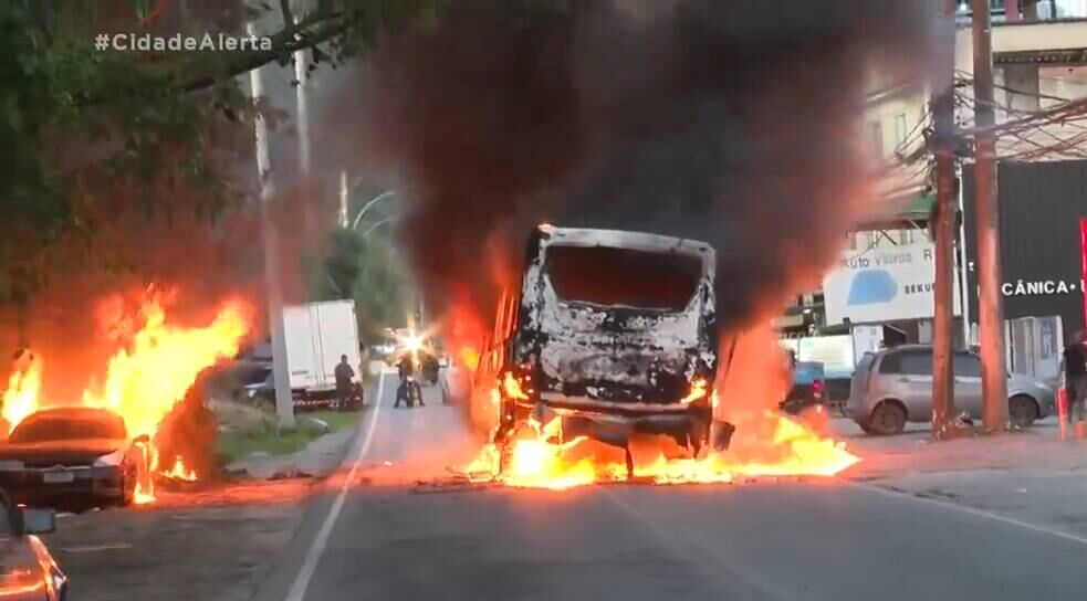 Ônibus em chamas no Rio de Janeiro após ataque de milicianos