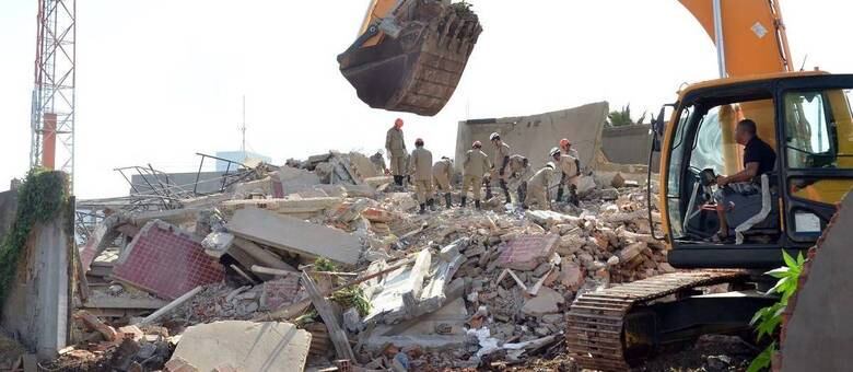 Equipes do Corpo de Bombeiros procuram vítimas sob os escombros