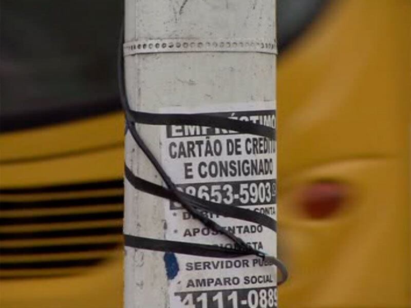 De acordo com a mãe do garoto, Sara Costa, ela e Gabriel estavam
voltando de um supermercado. Eles desceram do ônibus, atravessaram a rua e, enquanto a mãe parou para ajeitar as sacolas que segurava, o menino tocou no
poste de iluminação pública e levou o choque