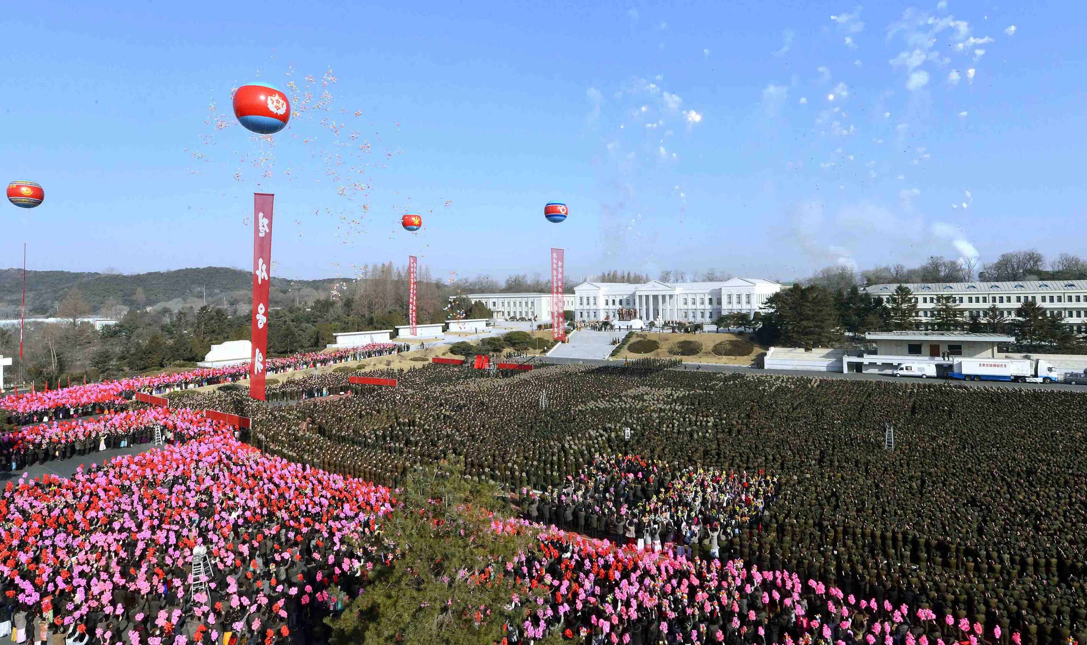 A Coreia do Norte vai celebrar nos próximos dias o 101º aniversário do nascimento de Kim Il-sung, cujo aniversário, denominado "Dia do Sol", é celebrado todo dia 15 de abril