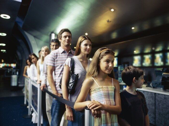 Está pensando que a vida de um figurante é fácil? Do cachê de R$ 52 por dia de trabalho é descontado 11% de impostos e tributos, ou seja, R$ 5,72. Em 20 dias trabalhados em um mês, o profissional ganharia um pouco mais que um salário mínimo e meio: R$ 925,60.

A reportagem apurou que, com o aumento do salário mínimo neste ano, o cachê dos figurantes de novela teria subido para R$ 57. Porém as emissoras não confirmam a informação. Mesmo com o aumento e o desconto, a profissão continua pagando menos que dois salários mínimos (R$ 1.014,60)

