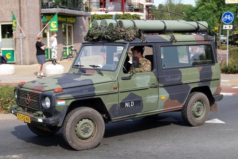 Mercedes Classe G — O SUV grandalhão da marca alemã foi lançado em 1979 para o público. Porém, seu projeto vem do começo dos anos 70, quando foi desenvolvido para utilização militar