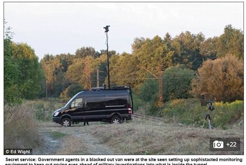 Uma van preta estacionada há cerca de 200 metros de onde o suposto tesouro nazista teria sido enterrado pôde ser vista no local, cercada por guardas que trabalhavam na instalação de equipamentos de segurança