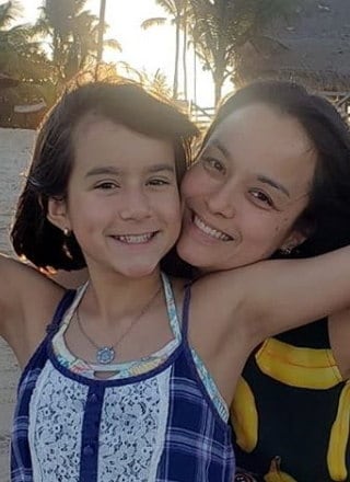 A apresentadora Lidiane
Shayuri também vive momentos especiais ao lado da filhota, que vão desde aulas
de ginástica até brincadeiras na praia. Em um post, a mamãe se declarou: “Toda minha riqueza
está aqui! Ela é a prova que atingi meu nível máximo de perfeição! Coração
gigante, alma leve e bondosa, doce, delicada, determinada com um turbilhão de
emoções... Sarah é simples, simplesmente singular assim! Não me canso de olhar
e contemplar minha obra-prima! Meu modo "mãe coruja e babona" foi
ativado antes de dormir! Uma linda noite para todos”.