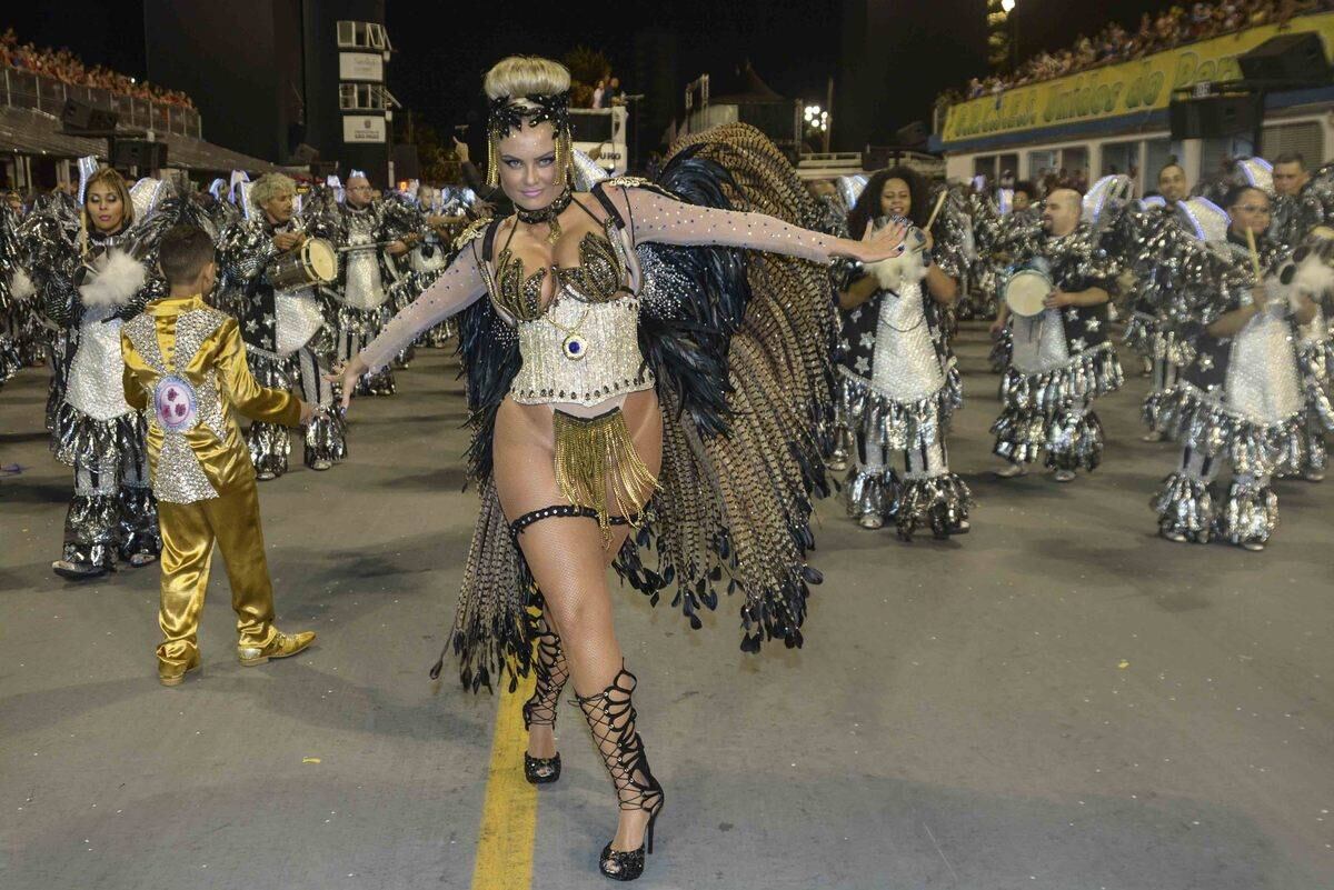 Ellen Roche curte terceiro lugar da Rosas de Ouro no desfile das campeãs de São Paulo