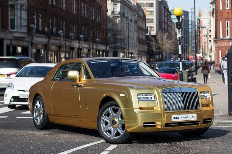 Em viagens, pessoas comuns escolhem, em média, um Ford Focus, ou VW
Golf, carros confortáveis e com boa dirigibilidade. Mas aqui, o buraco é mais
embaixo