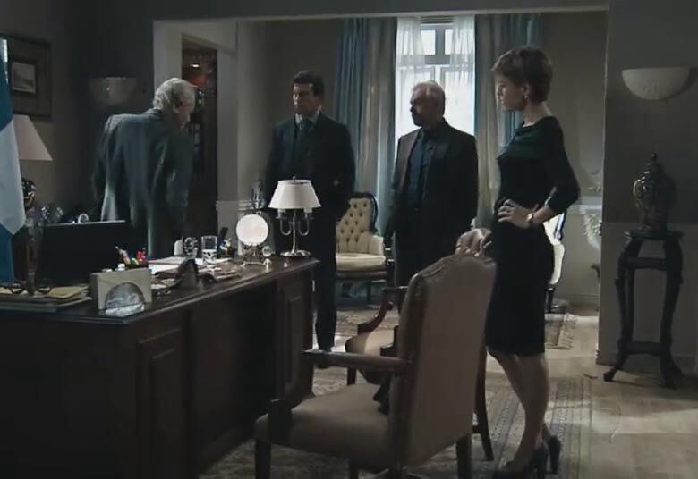 João conta para Guido que a CPI será instaurada
e é necessário que se tenha gente aliada na composição
+ Papudo perde o controle e sufoca Renata. Assista!
+ Plano Alto aposta em figurino sofisticado
+ Carla Diaz e Bernardo Falcone se divertem nos bastidores