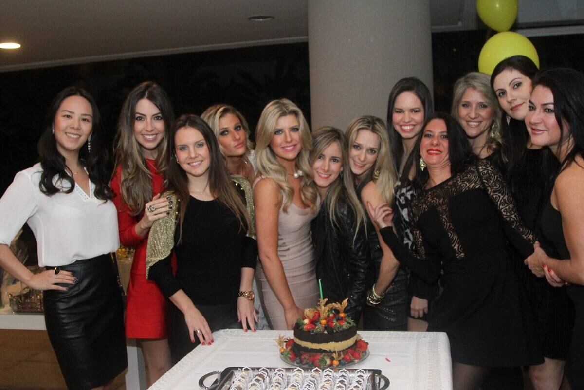 Íris ao lado das amigas
