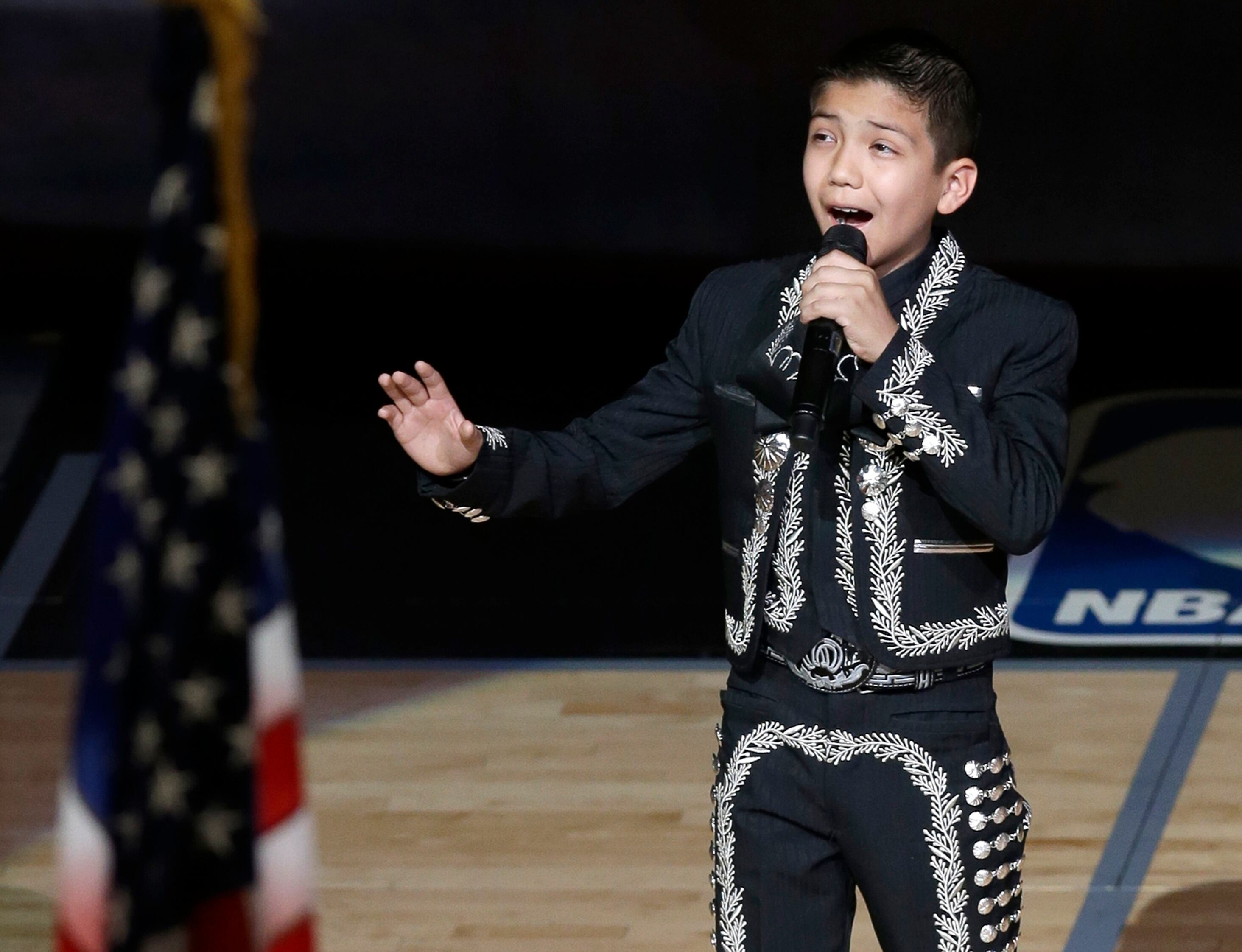 Sebastien De La Cruz, de 11 anos e ex-participante do programa musical "America's Got Talent" gerou controvérsia ao cantar o hino americano no Texas
