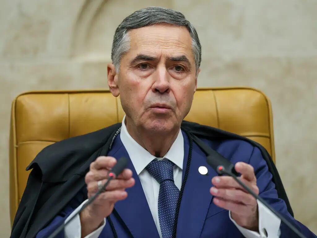 O presidente do STF (Supremo Tribunal Federal), ministro Luís Roberto Barroso, defendeu nesta terça-feira (19) a regulação das redes sociais que operam no Brasil.
