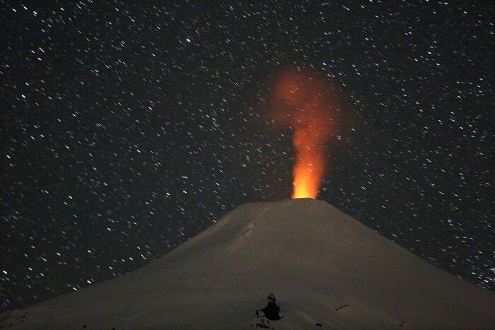 Localizado no sul do Chile, o vulcão Villarica, o mais ativo da América do Sul, deu sinais de estar aumentando suas atividades e colocou três regiões do país em alerta