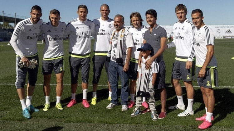 Assim como também se encontrou com o menino sírio Zaid, de 7 anos, e seu pai e irmão, que foram espancados quando tentavam cruzar a fronteira da Sérvia e Hungria