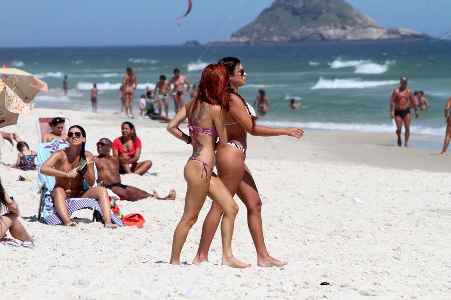 Patricia Jordane exibe corpão na praia