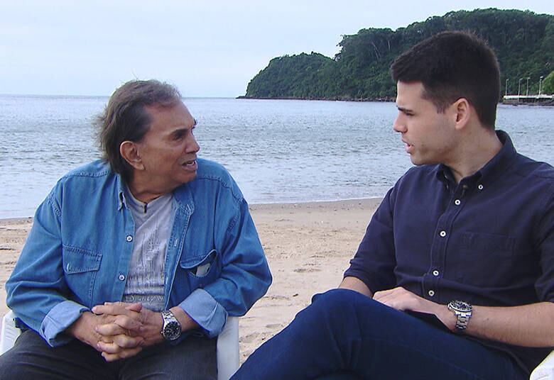 No Domingo Show deste domingo (15), Dedé Santana, um dos maiores humoristas do Brasil, abre as portas de
sua casa que está à venda e conta ao apresentador Luiz Bacci como é a sua
rotina longe da TV. O humorista, que completou 80 anos no último dia 9, abre o
jogo e faz revelações exclusivas, não fugindo de nenhum assunto