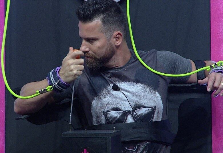 Se ele cumprir, o casal
ganha pontos, se desistir ou não completar, ambos perdem o ponto da prova