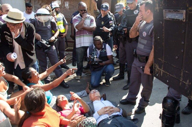 A reintegração foi tensa e, segundo a PM, houve troca de tiros entre moradores e policiais no início da manhã. De acordo com os moradores, o confronto começou porque uma criança que morava no bairro foi atingida por uma bomba de gás lacrimogêneo, o que causou revolta. Alguns moradores revidaram, queimando pedaços de madeira e atirando contra os agentes. Um PM que estava de colete foi atingido