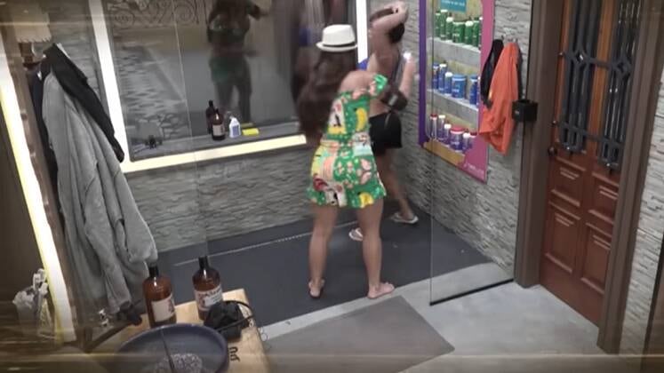 Jaquelline Grohalski foi a primeira peoa da atual temporada a descontar sua raiva de forma criativa. Depois de uma baita treta com Nadja Pessoa, a influenciadora apelou para o deboche: entrou no box onde a rival estava e despejou um monte de creme para o cabelo nas costas dela