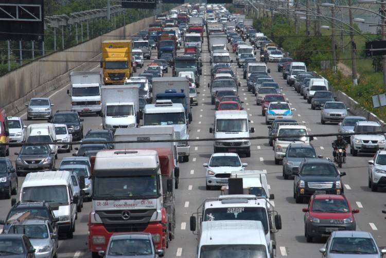 

Rodrigues aponta que, nas grandes
cidades, a promoção da circulação de automóveis particulares é um modelo
esgotado.



— A nossa experiência
urbana tem mostrado que [o transporte individual] não é a solução para o deslocamento. Investir em transporte viário com pontes é
enxugar gelo.



A solução, para ele, é priorizar o
transporte público