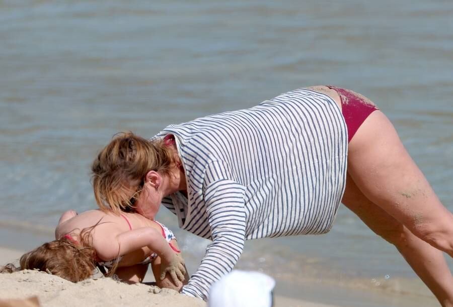 Uma Thurman não desgrudou da filha caçula, Luna, de dois anos