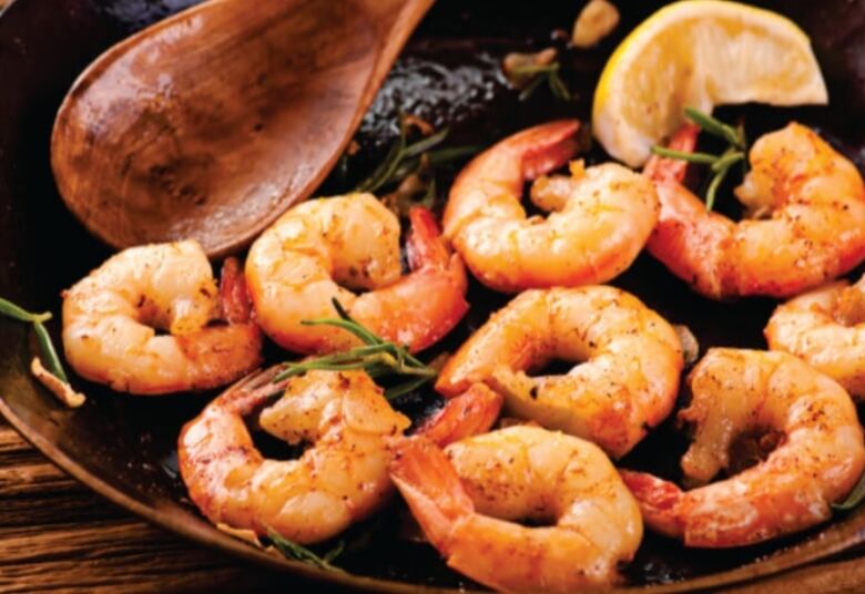 



RECHEIO:

06 camarões VG 
500ml de caldo de camarão
01 cl (sopa) de pasta de curry vermelho
200ml de leite de coco thai
01 cl (sopa) de farinha de trigo
Gengibre e alho a gosto
03 folhas de limão kaffir e 03 de capim-limão
Manteiga
Sal, pimenta do reino e limão
Coentro picado

COMO FAZER:
Em manteiga, sele os camarões previamente temperados com sal, pimenta e limão. Retire os camarões e, nessa mesma panela, doure alho, gengibre e a pasta de curry. Some o leite de coco, caldo de camarão, as folhas e engrosse com um pouco de farinha de trigo. Tempere com coentro

