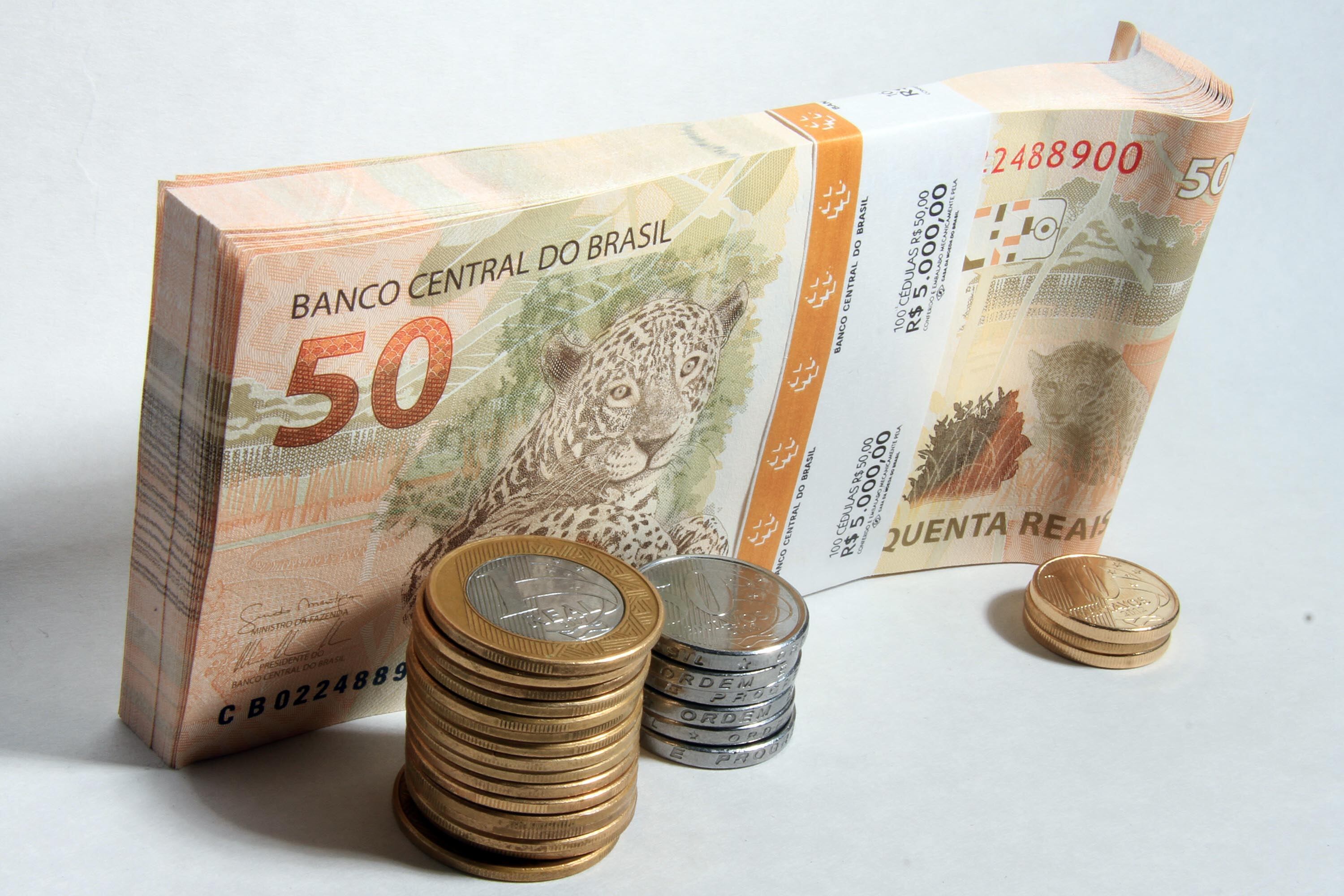 SDalário mínimo é reajustado com base no crescimento do PÌB de dois anos anteriores e da inflação pelo INPC do ano anterior