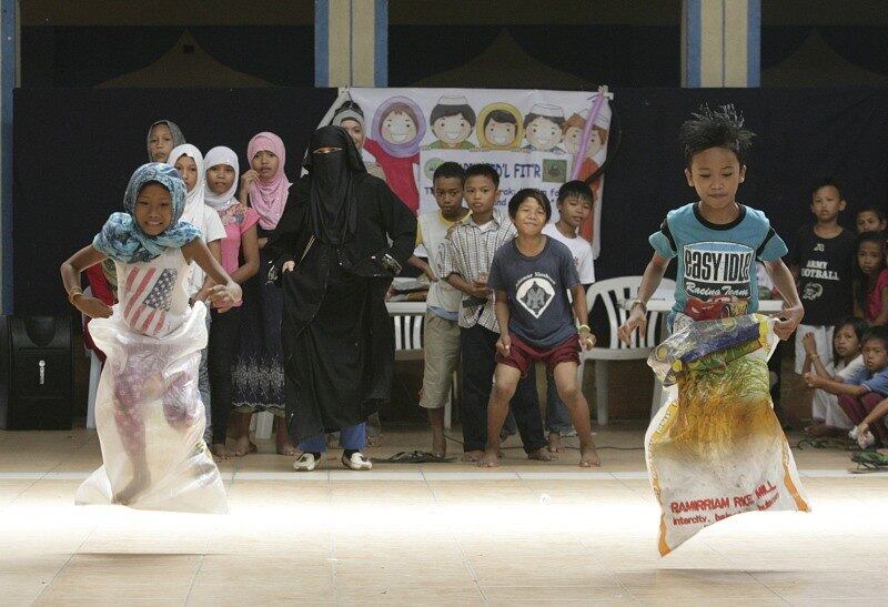 Crianças filipinas
participam de corrida de saco durante as celebrações de Eid al Fitr na Mesquita
Azul de Taguig, nas Filipinas