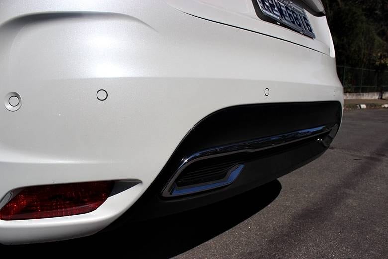 Sensores de estacionamento dianteiro e traseiros e câmera de ré

Luiz Betti/R7
