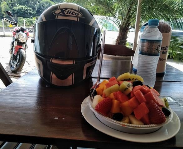 Na parada para abastecer o corpo, vem a mente: como essa moto é gostosa