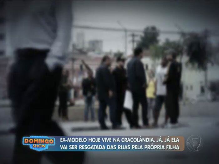 Logo, apareceram alguns rapazes que dominam o tráfico na região
+ Vídeo: Filha pede ajuda para resgatar mãe ex-cabeleireira e modelo da Cracolândia
+ Aproveite e confira as matérias do programa Domingo Show
+ Já curtiu a página do Domingo Show no Facebook? É só clicar!
+ Siga o Domingo Show no Twitter e receba conteúdos exclusivos!