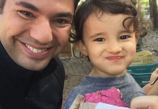 Essa dupla também já foi flagrada na feira! Por lá, eles deram aquela parada estratégica para degustar tapiocas!