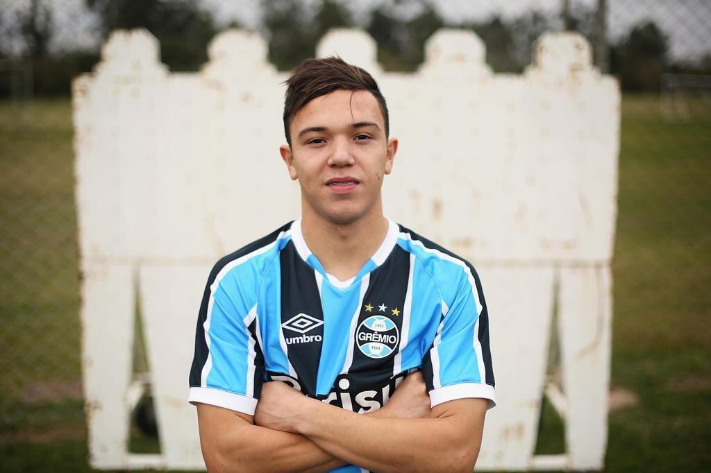 Pepê (Grêmio)

Pepê é cria da base do Caxias, mas foi comprado pelo Grêmio. Ele tem apenas 19 anos e é um dos jogadores mais talentosos da base do Tricolor gaúcho. O drible e a velocidade são as principais características do jogador de 1,70m