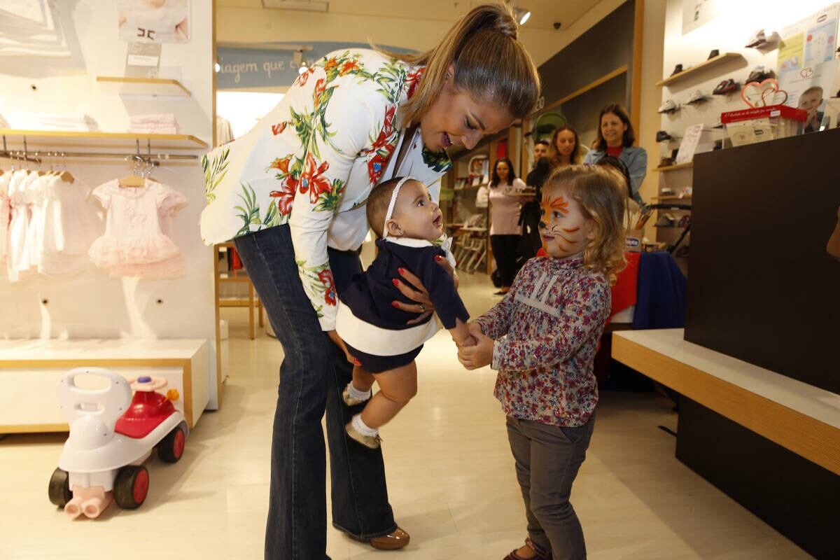 Famosos vão a lançamento da coleção de primavera de uma marca infantil no Rio