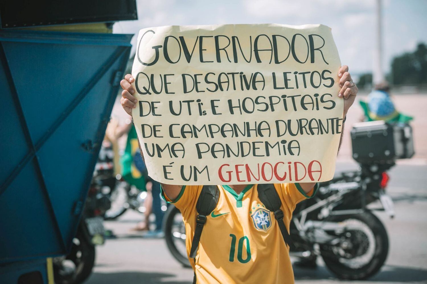 Em Brasília, manifestantes criticam governadores estaduais pela gestão durante a pandemia de covid-19