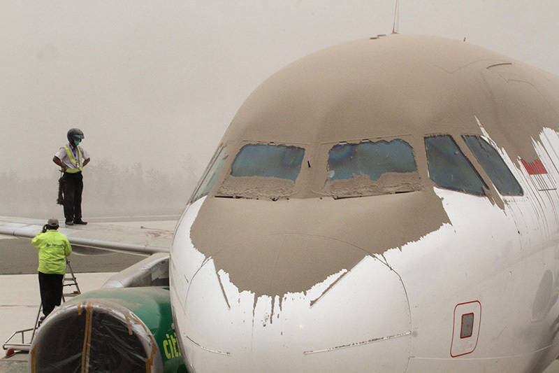A ilha indonésia de Java amanheceu nesta sexta-feira (14) coberta pelas cinzas do vulcão Monte Kelud, que entrou em erupção na última quinta-feira (13). Os aeroportos de Surabaya, Yogyakarta e Solo foram fechados, anunciou o ministério dos Transportes.

Pelo menos duas pessoas morreram e outras 200 mil receberam ordem
para deixar suas casas na ilha