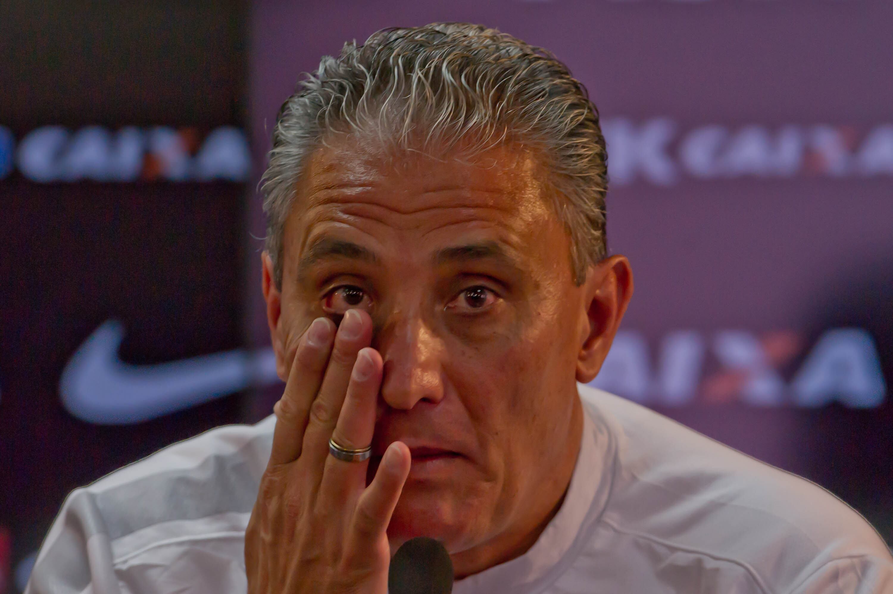 No último dia 15 de novembro, Tite se emocionou ao anunciar oficialmente que não continuará no Corinthians para a próxima temporada. O treinador lembrou a passagem vitoriosa com cinco títulos em mais de três anos de casa.

— Existem etapas, momentos, um ciclo. Mas o carinho e o respeito permancem. Três anos e pouco de clube é uma sitiação anormal, fora dos padrões. Foi de comum acordo