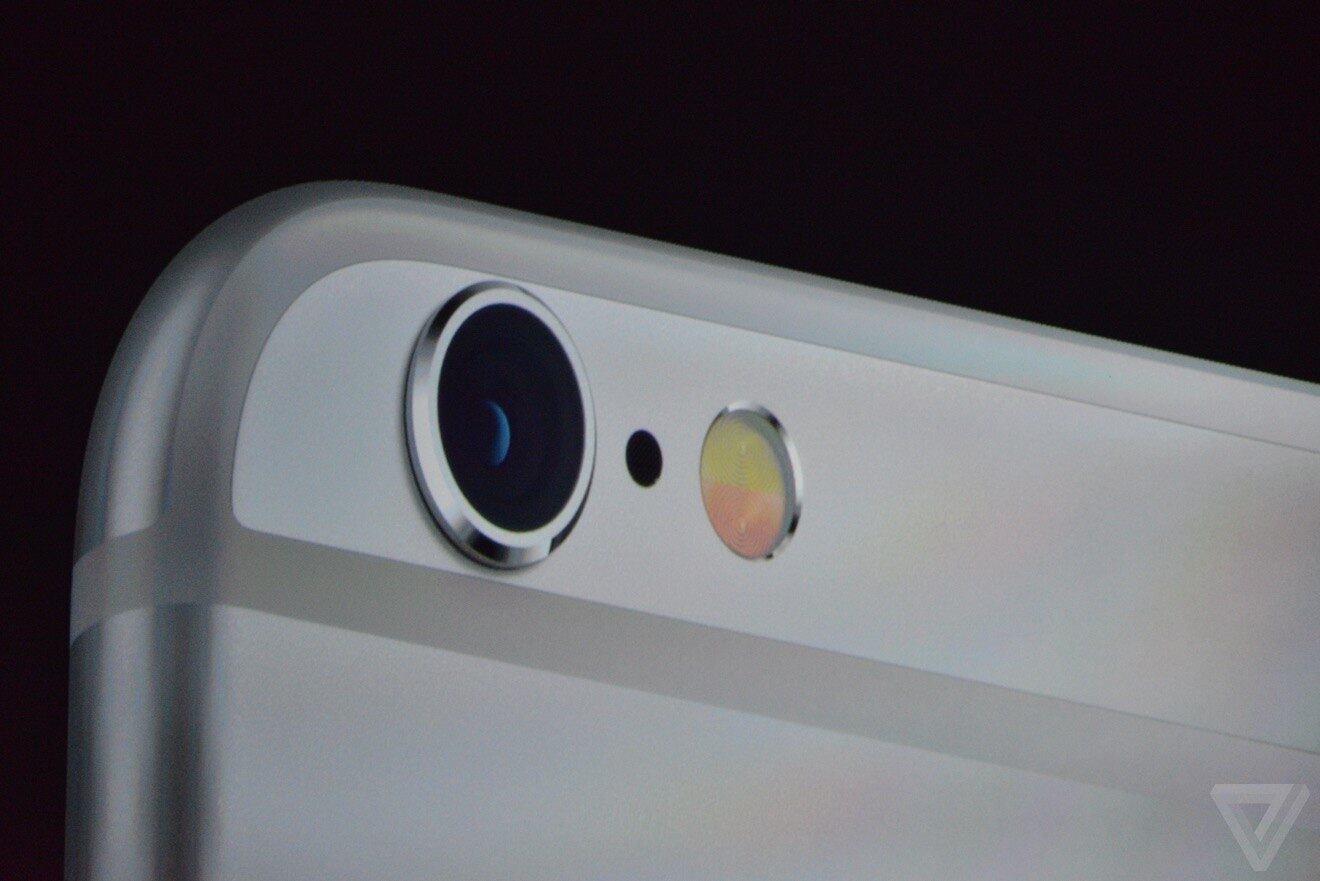 O iPhone 6s possui uma câmera iSight de 12 megapixels. Além de uma melhora no auto-foco, uma nova tecnologia de diodos aumenta a intensidade das cores das fotos. A câmera de selfie possui 5 MP e terá uma espécie de flash, que funcionará iluminando a tela durante a foto