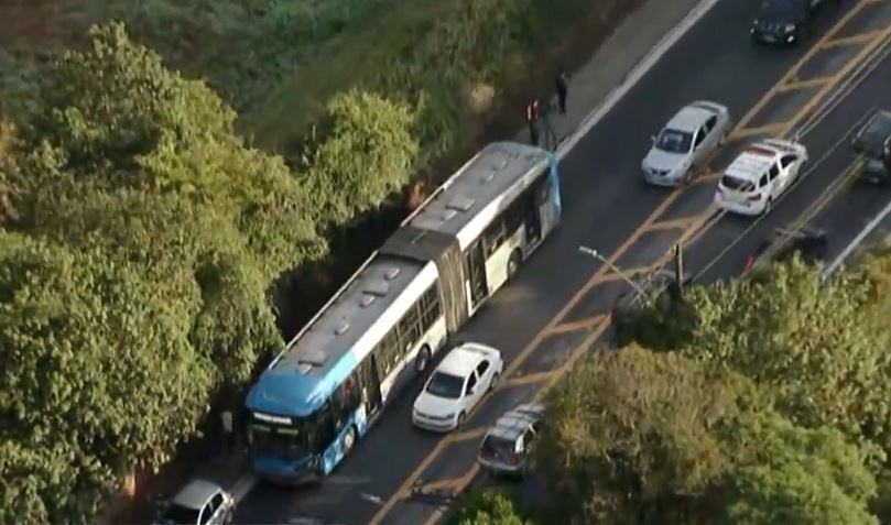 Batida entre um ônibus e uma moto provocou o acidente na manhã desta quinta (2)