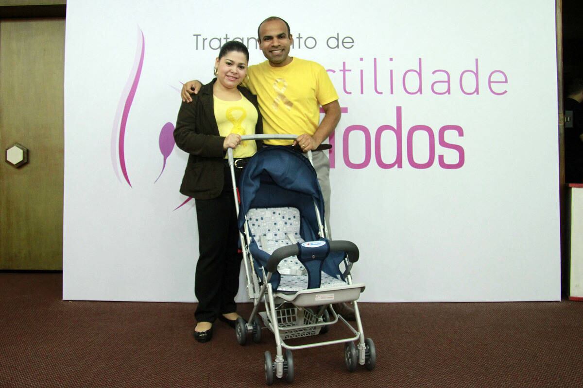 A tradutora e intérprete Neidiane Soares, 33 anos, e o marido
Paulo Soares, 34 anos, viajaram de Salvador (BA) para São Paulo (SP) em busca
de tratamento para a infertilidade do casal. Ela é portadora de endometriose
severa e o companheiro tem problemas relacionados à quantidade, qualidade
e movimento dos espermatozoides, conta a mulher. 


— Em Salvador não há tratamento especializado pelo SUS
[Sistema Único de Saúde], por isso há um ano resolvemos largar nossa vida lá e
recomeçar do zero em São Paulo. Estamos morando na casa de uma tia

Casal que não engravida em até 1 ano após 1ª tentativa pode ser infértil
