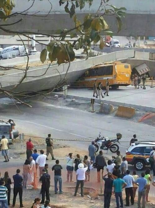 Estrutura atingiu um micro-ônibus, dois caminhões e um carro