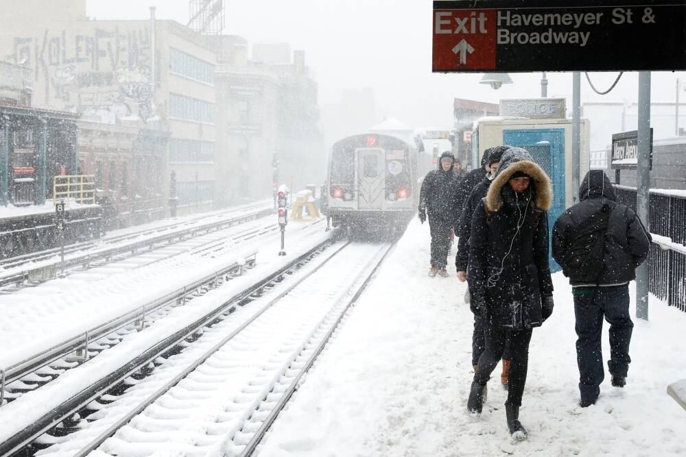 Estradas e calçadas estão intransitáveis em cidades como
Nova York, Boston e Hartford