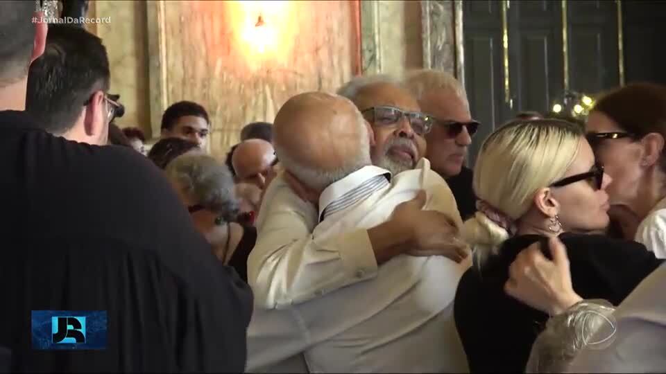 Familiares, amigos e fãs se despedem da cantora Nana Caymmi em velório no RJ