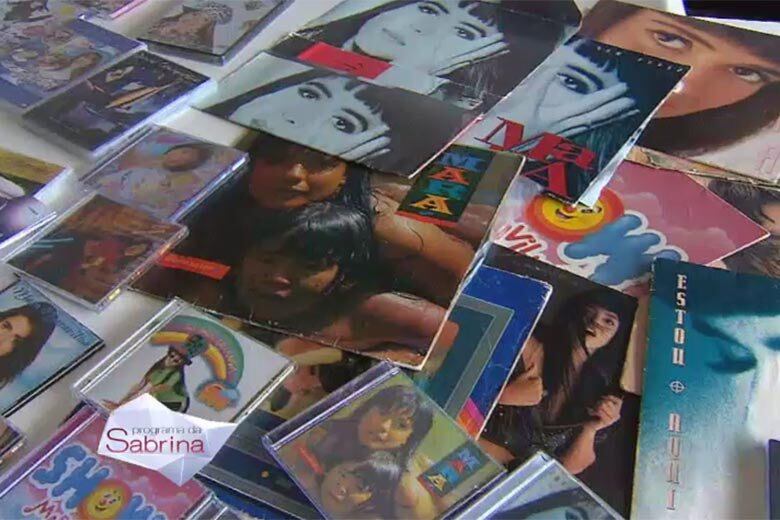 Na sala da casa da cantora, a apresentadora se impressionou ao ver vários CDs e LPs, os famosos bolachões, que fizeram parte de sua infância.

— Eu tinha todos!

+ Vídeo: Busão da Sabrina viaja pela infância de Mara Maravilha e mostra detalhes de sua carreira

+ Quer saber tudo sobre o Programa da Sabrina? Siga o perfil no Twitter

+ A atração da japa mais famosa do Brasil também está no Facebook. Curta!

