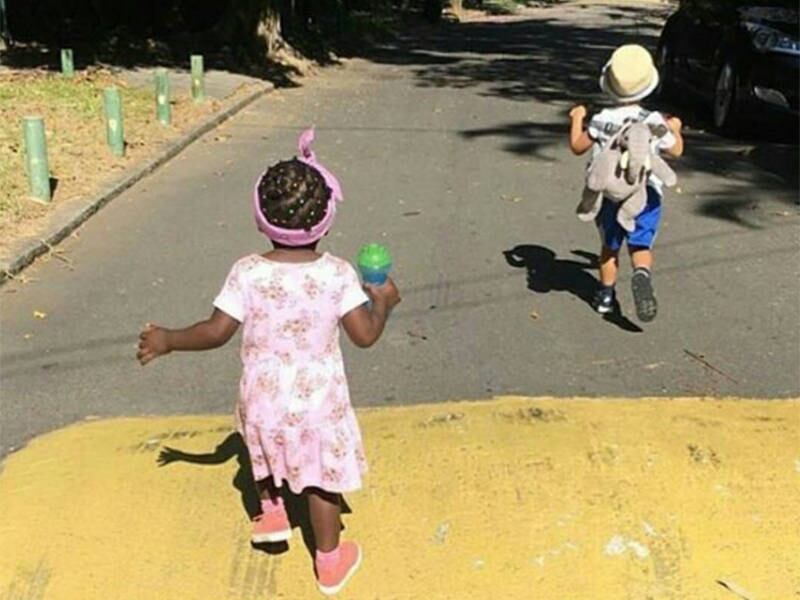 Poucos dias depois, o personal trainer de Giovanna publicou uma foto da pequena, de apenas três anos, se divertindo ao lado de outra criança. No fã-clube de Titi no Instagram, os seguidores ficaram encantados com o clique.
— Princesa de lacinho rosa.
— Papais, que Deus abençoe muito a Titi. Vocês formaram uma família linda! Parabéns!
— ahhhhhhhhhhhhhhhh que amorequinhaaa ,ahh deve estar curtindo tdooo sol alegriass a tdss