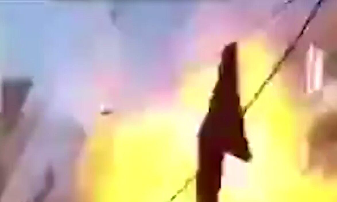 Por conta disso, uma multidão estava reunida no local no momento da explosão do homem-bomba 
